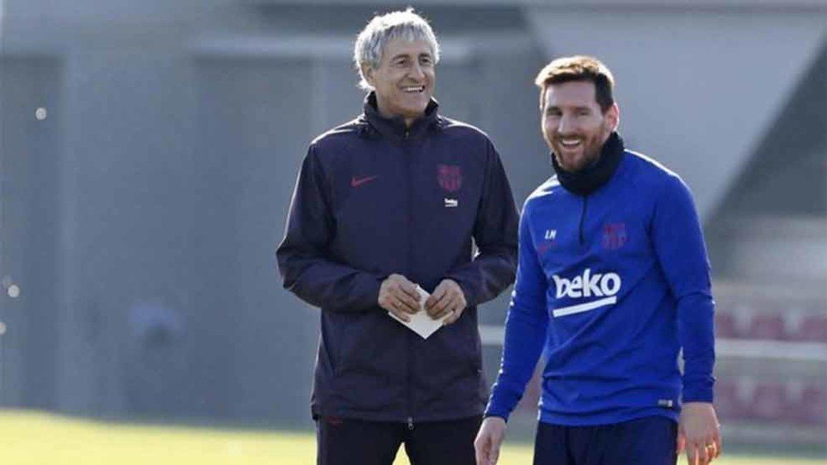 Setién, junto a Leo Messi en un entrenamiento