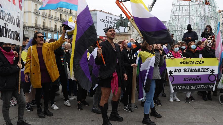 Un centenar de personas protestan contra las violaciones por sumisión química.