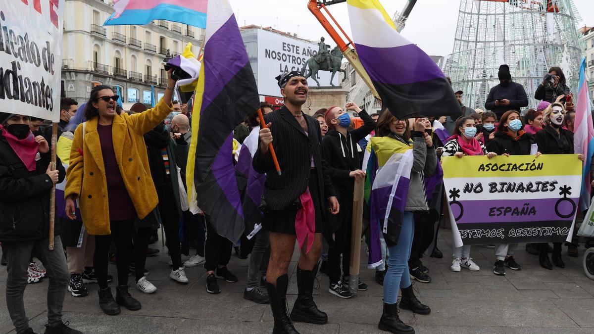 Un centenar de personas protestan contra las violaciones por sumisión química.