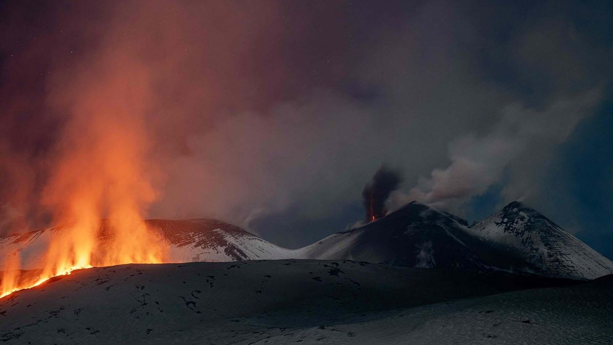 La lava fluye sobre la nieve en el volcán Etna