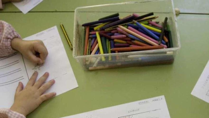 Dos niñas realizan sus tareas en el aula.