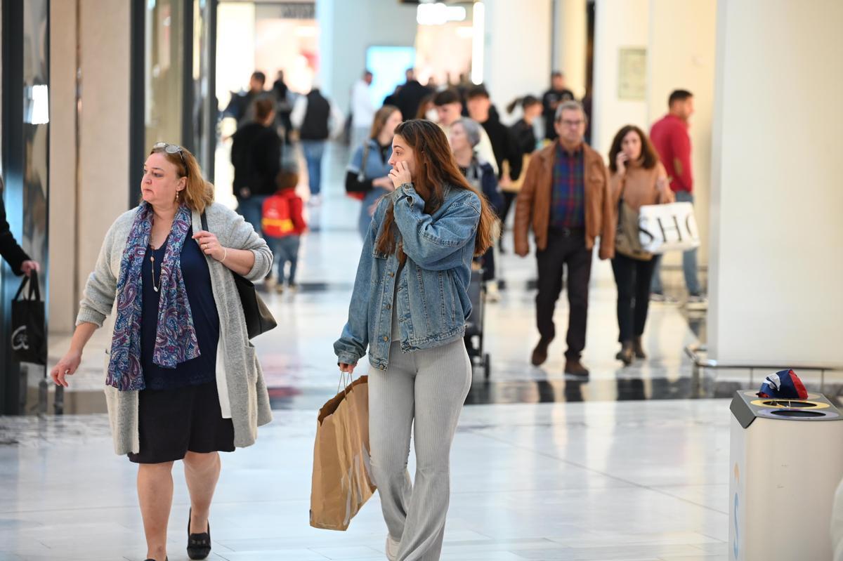 Dos clientas miran escaparates en Salera, en la primera mañana de rebajas.