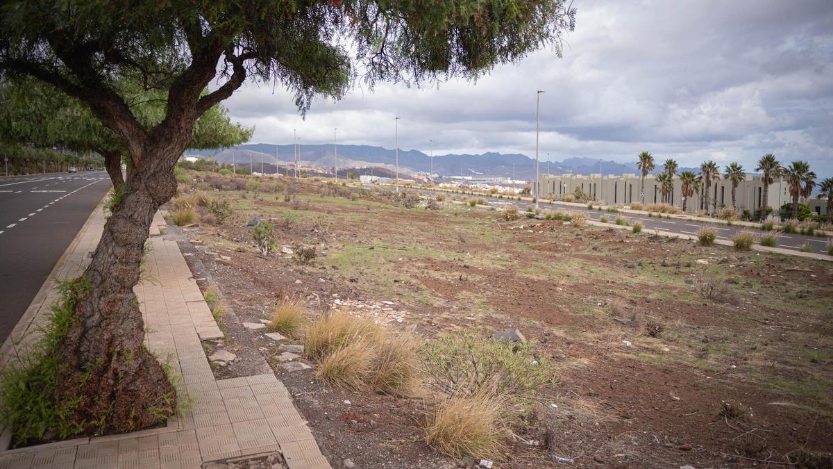 Solares dotacionales vacíos y que no se pueden utilizar en La Gallega, en Santa Cruz de Tenerife