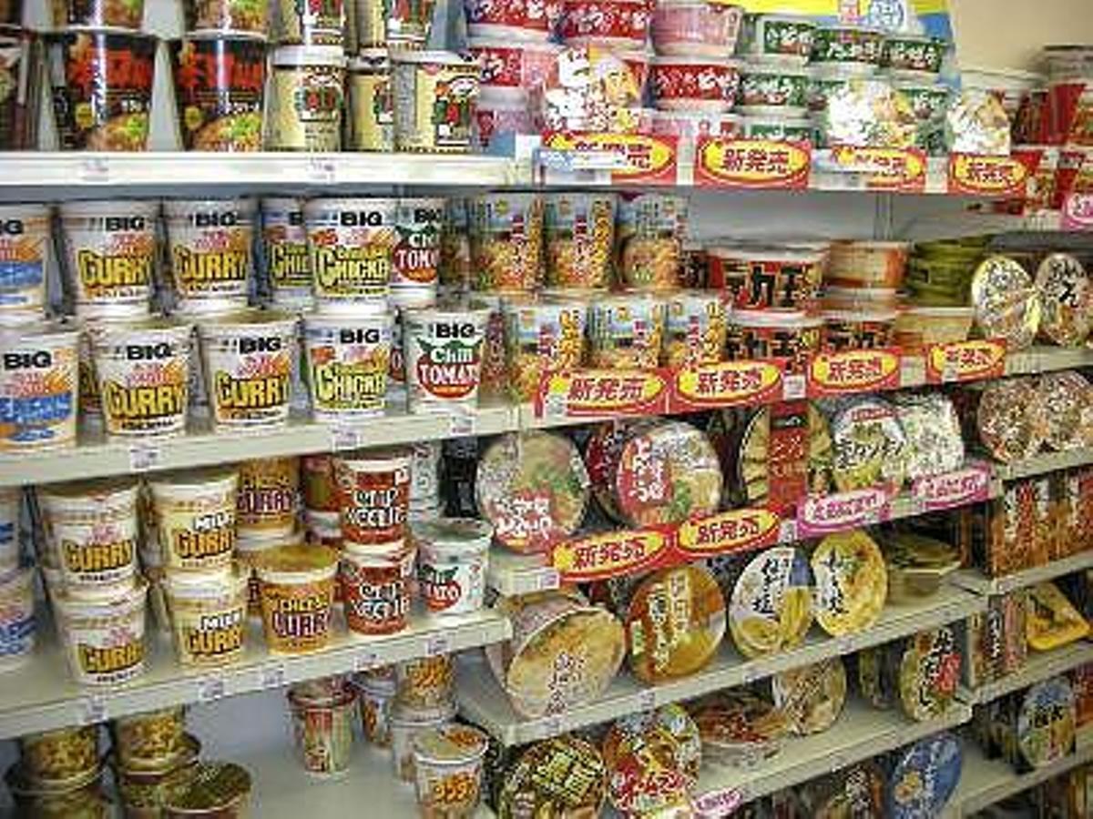 Los astronautas del Endeavour podrán disfrutar en el espacio de la típica sopa de fideos japonesa o "ramen" en su próxima misión, aunque echarán de menos sorberla y tendrán que conformarse con masticarla como una masa compacta. En julio de 2005 la empresa de alimentos Nissin produjo los primeros "ramen" especialmente diseñados para ser consumidos en el espacio y el próximo 11 de marzo este producto alimentará a la tripulación del Endeavour durante su viaje a la Estación Espacial Internacional. En la imagen, varios botes de ramen en una tienda japonesa.