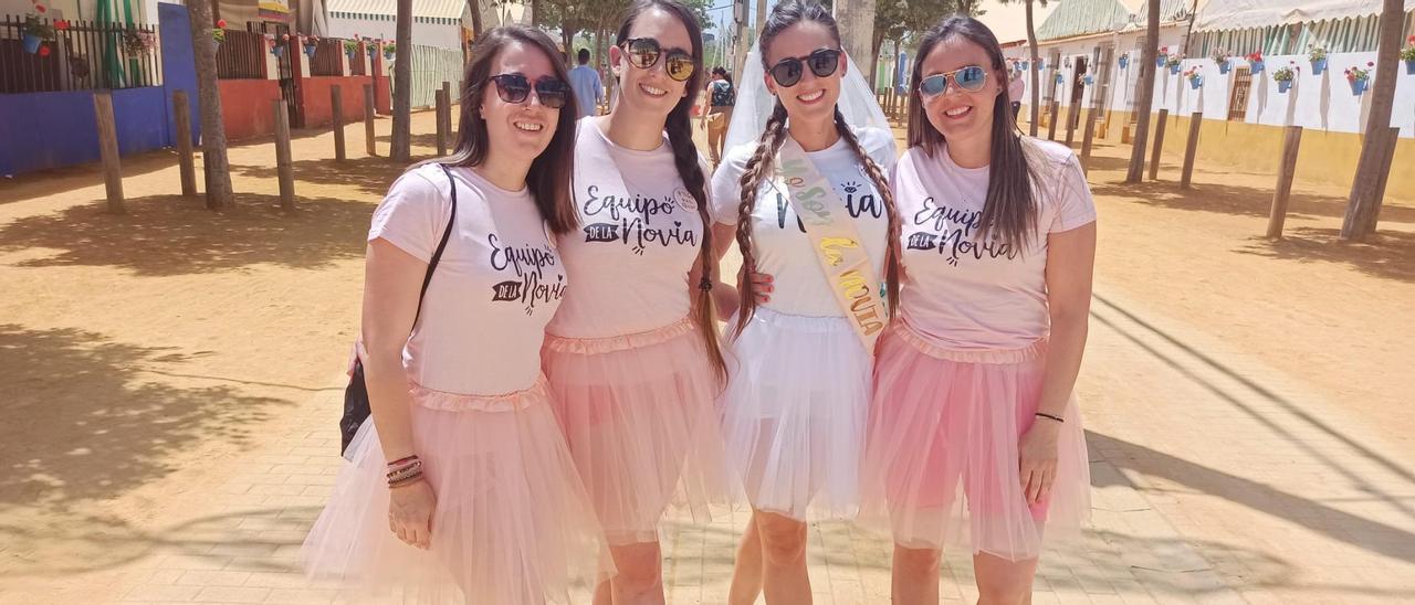 Marta, de Mallorca, con sus amigas, en la Feria de Córdoba.