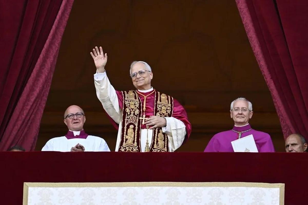 Primer saludo del cardenal estadounidense Robert Francis Prevost tras ser elegido como Papa León XIV
