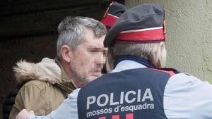 Jordi Magentí, acompañado de los Mossos durante un registro en Anglès