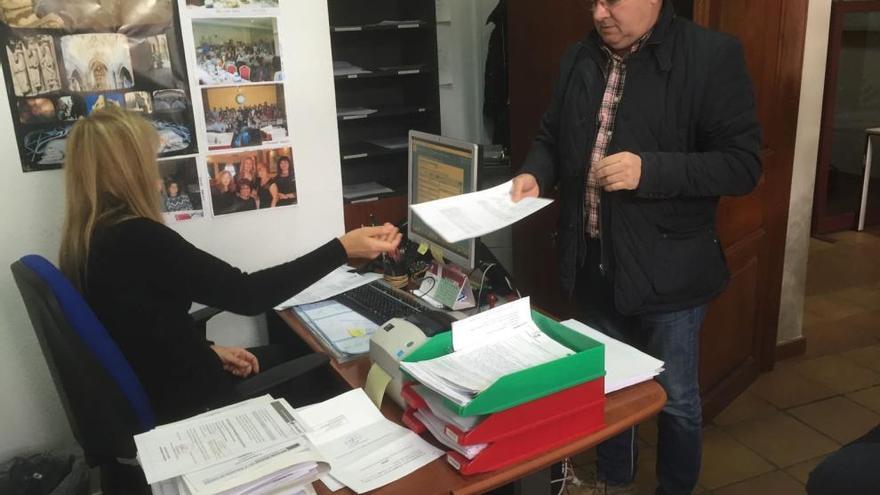 El concejal del PP Manuel Vega registrando el escrito en el Ayuntamiento esta mañana.