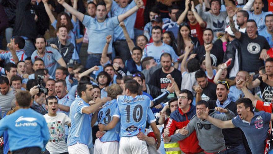 Los jugadores del Celta festejan el gol que supuso la salvación hace un año. // Marta G. Brea