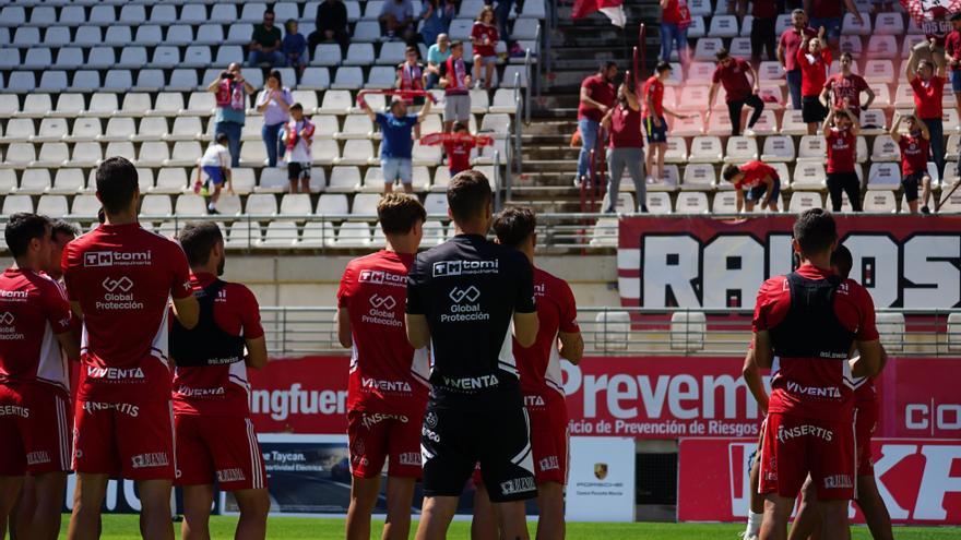 Los jugadores del Real Murcia junto a varios aficionados tras el entrenamiento.