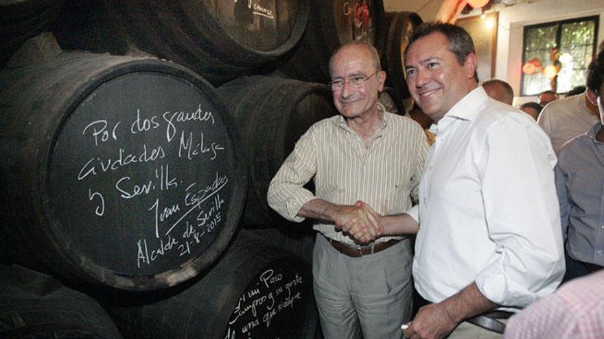 Francisco de la Torre y Juan Espadas se dan la mano tras la firma del alcalde sevillano de uno de los toneles de vino de El Pimpi.