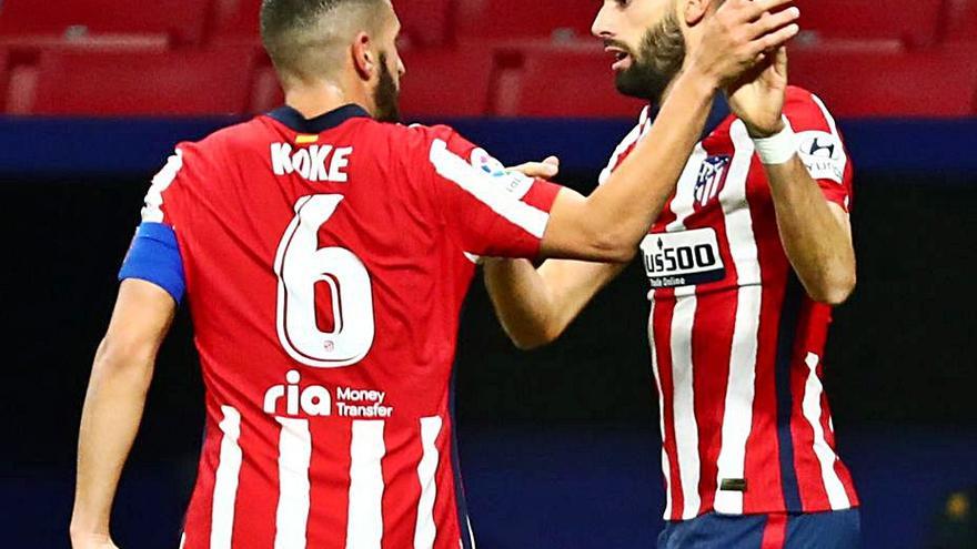 Carrasco celebra un gol con Koke. |  // SERGIO PÉREZ