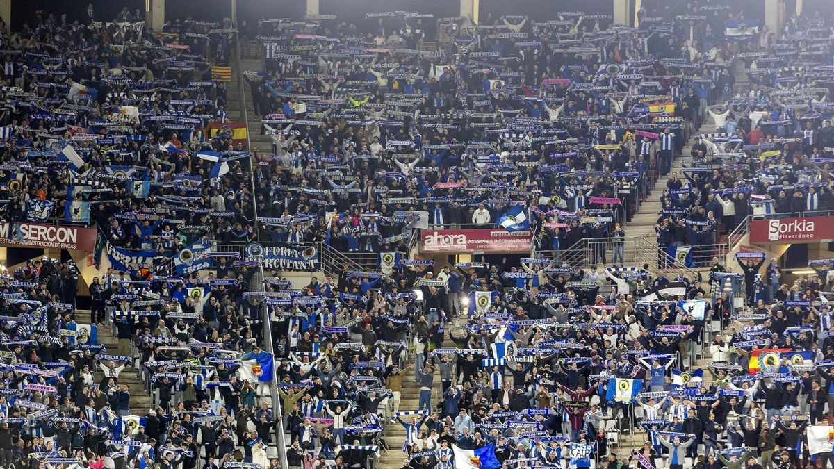 La afición del Hércules desplazada a Murcia anima a sus jugadores antes del inicio del partido.