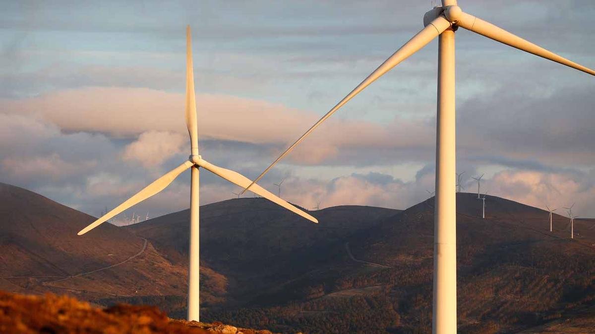 Dos aerogeneradores de un parque eólico en Galicia