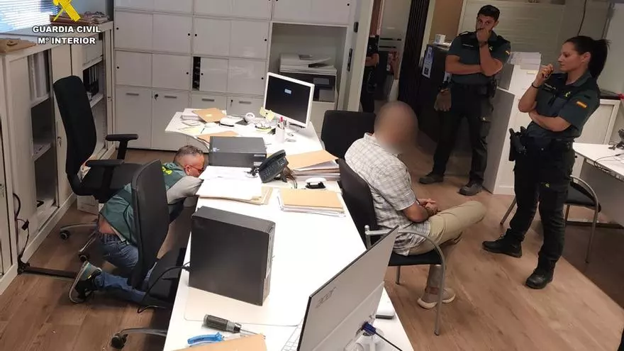 Detienen al gerente de una asesoría de Sax con 30 cámaras espía para grabar a trabajadoras y clientas