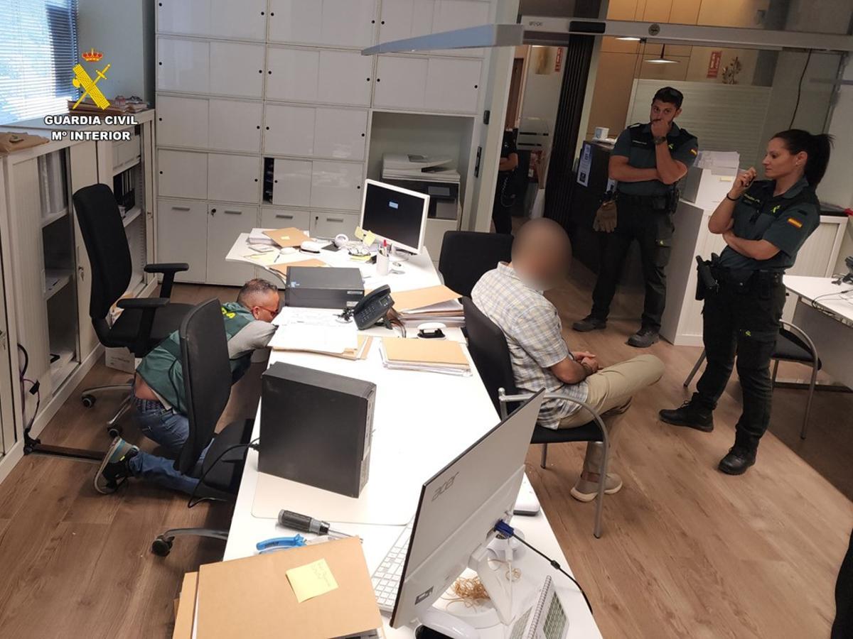 Detenido el gerente de una asesoría de Sax por grabar a trabajadoras y clientas con 30 cámaras espía