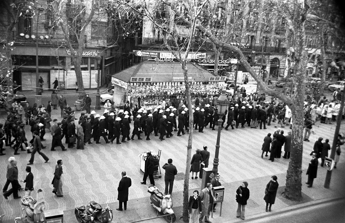 Agentes de la Guardia Urbana, en protesta por la Rambla, uno de los cuerpos que fue militarizado para intentar desarbolar la huelga.
