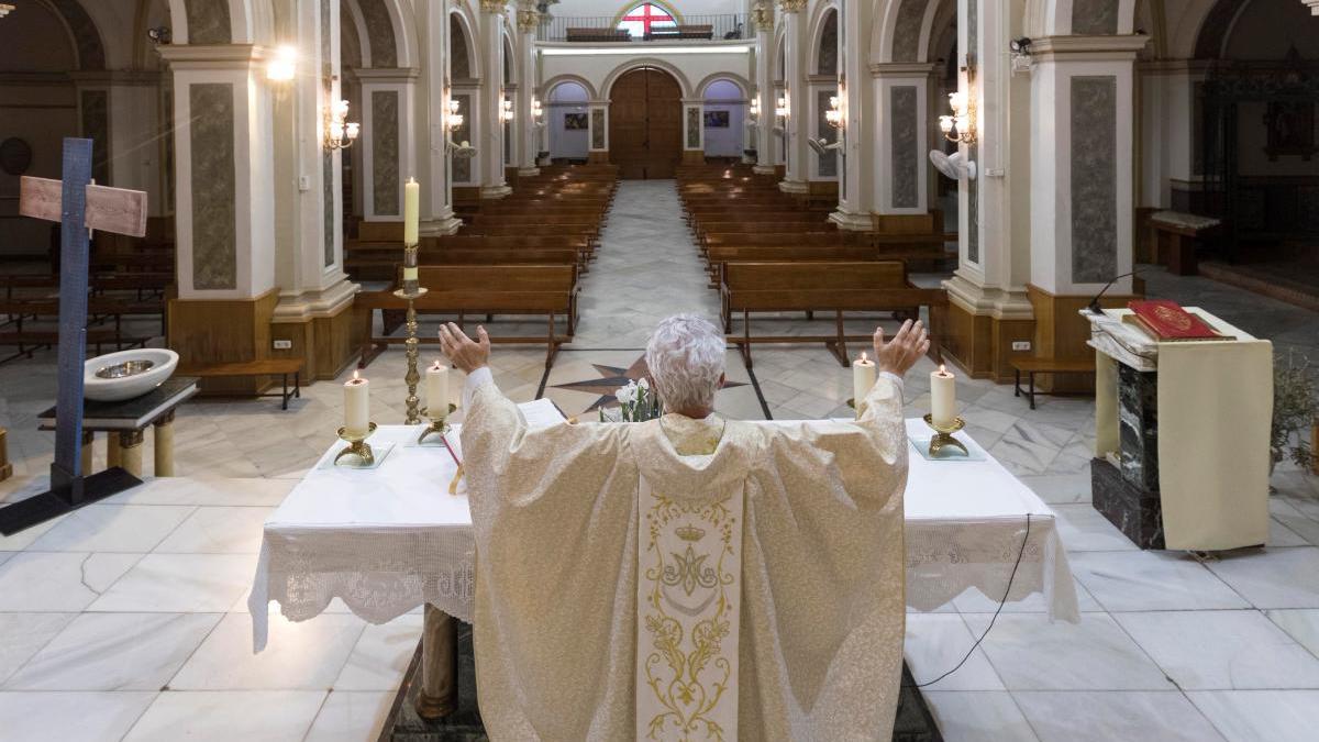 El sacerdote oficiando misa en soledad.