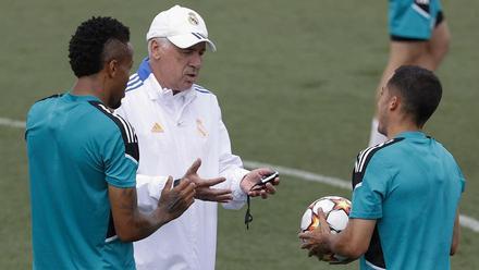 Ancelotti y Lucas Vázquez en un entrenamiento
