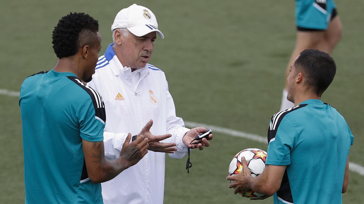 Ancelotti y Lucas Vázquez en un entrenamiento