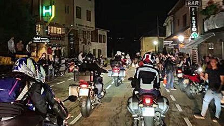 El desfile de motos cruza por la travesía de Galende.