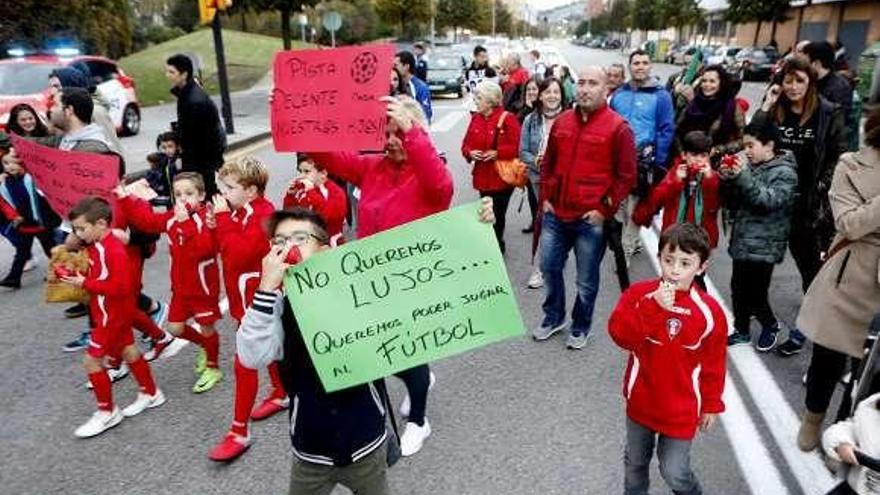 Jugadores del Montevil con padres y madres, en una de las protestas que protagonizaron el pasado mes de octubre.