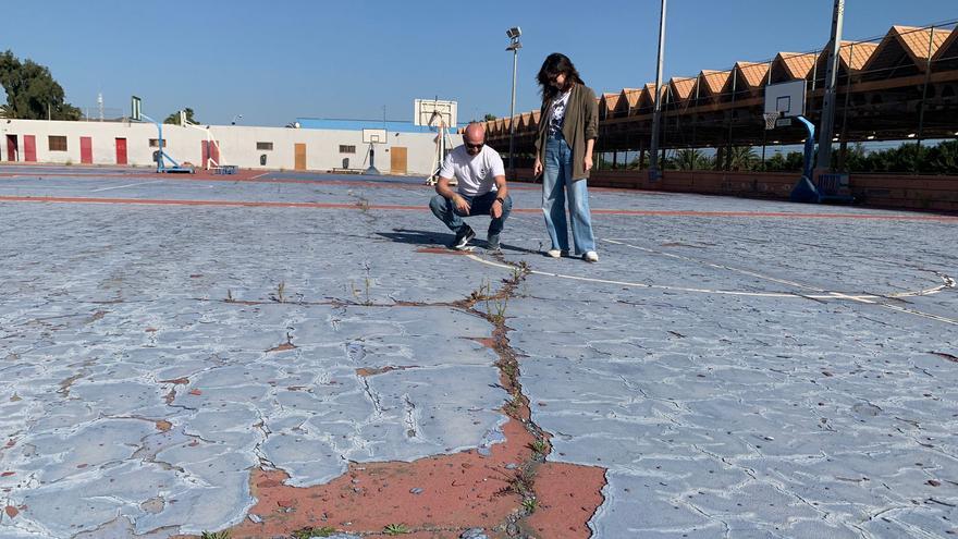 Baloncesto de alto riesgo en unas canchas del casco de Telde