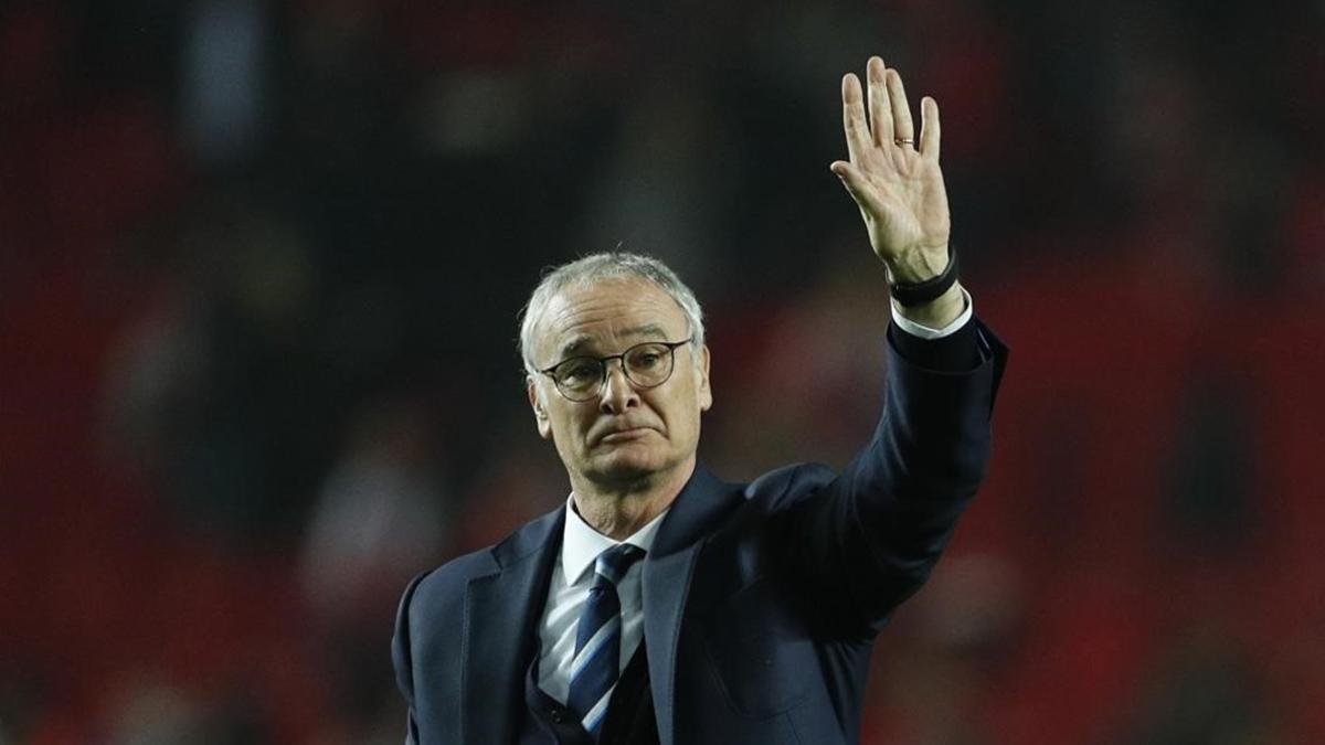 Claudio Ranieri saluda a los aficionados del Leicester, el miércoles en el Sánchez Pizjuán.