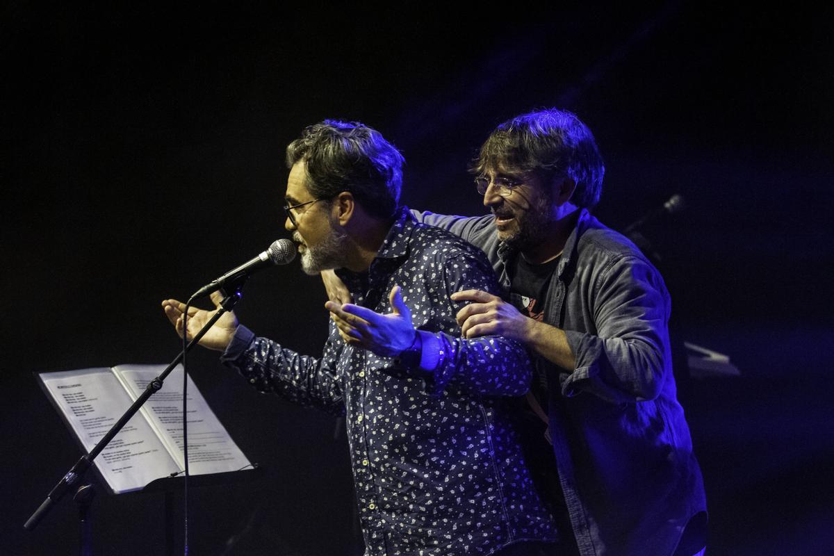 Jordi Évole junto a Óscar Huertas, teclista de Los Niños Jesús 