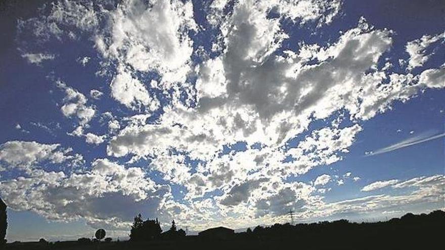Intervalos de nubes altas y temperaturas sin cambios o en ascenso