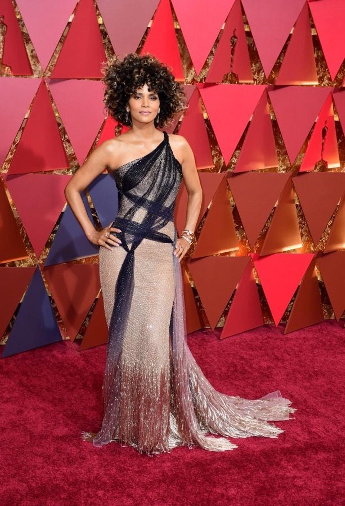 Premios Oscr 2017, Halle Berry sorprende con su look