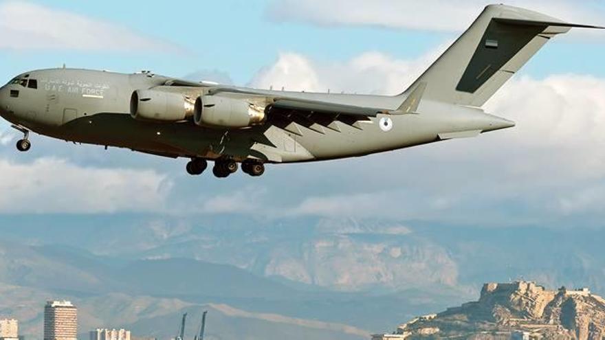 El Boeing C-17 se dirige, ayer, hacia las pistas del aeropuerto desde el mar pasando frente a la ciudad de Alicante y el castillo de Santa Bárbara.