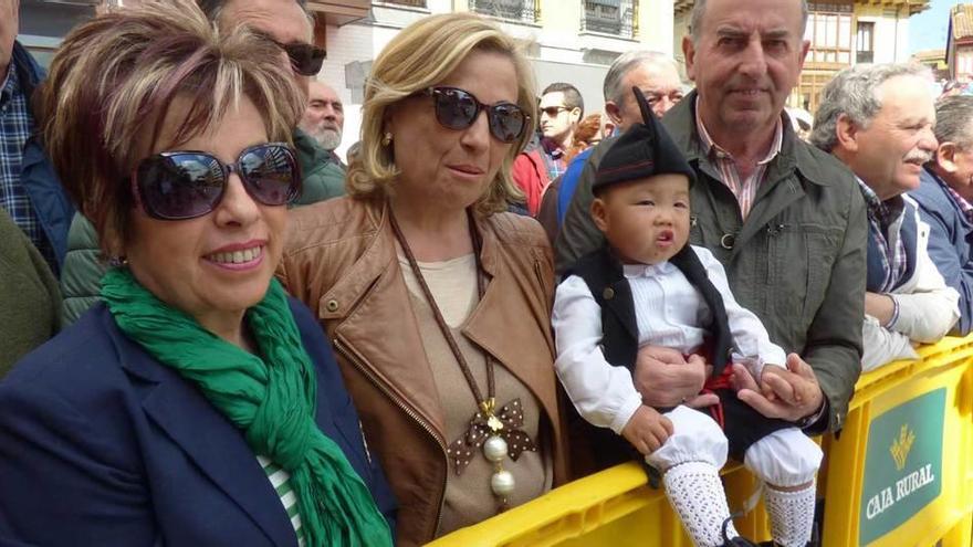 Arriba, Lucas Teijeiro y su tío y su madre detrás. Al lado, Juana María y Ángeles Castaño y Jaime Rodríguez con Jaime Nan Rodríguez Castaño.