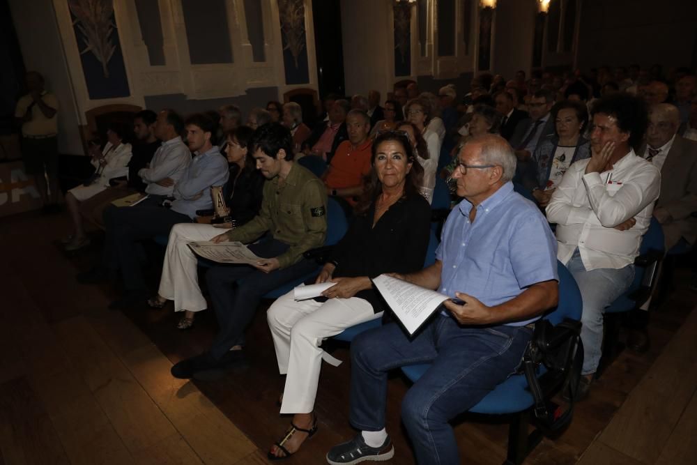 Entrega de distinciones a los antiguos alumnos del Instituto Jovellanos.