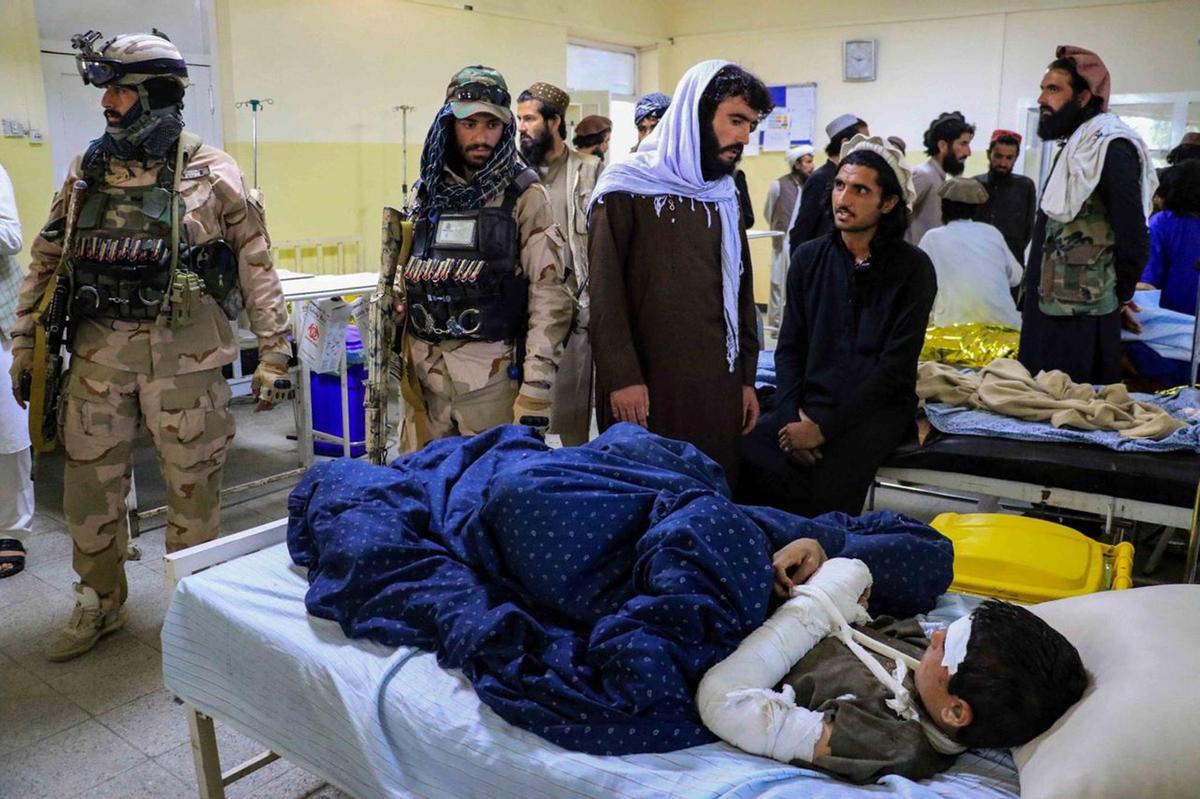 Paktia (Afghanistan), 22/06/2022.- An injured victim of the earthquake receives treatment at a hospital in Paktia, Afghanistan, 22 June 2022. More than 1,000 people were killed and over 1,500 others injured after a 5.9 magnitude earthquake hit eastern Afghanistan before dawn on 22 June, Afghanistan’s state-run Bakhtar News Agency reported. According to authorities the death toll is likely to rise. (Terremoto/sismo, Afganistán) EFE/EPA/STRINGER -- BEST QUALITY AVAILABLE --