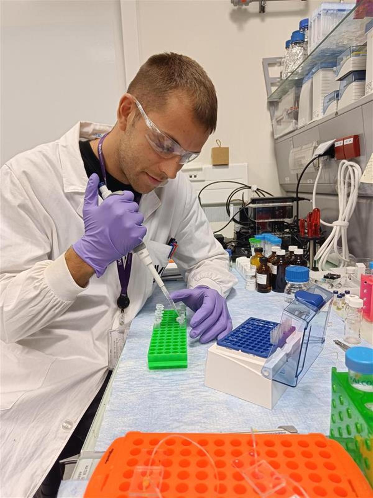 Gabriel Brantuas, en el laboratorio del INL donde trabaja.