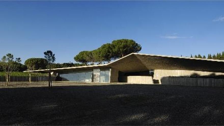 L&#039;edifici és obra de l&#039;estudi d&#039;arquitectura Fuses-Viader i està adossat i excavat en un pendent del terreny d&#039;entrada al jaciment.