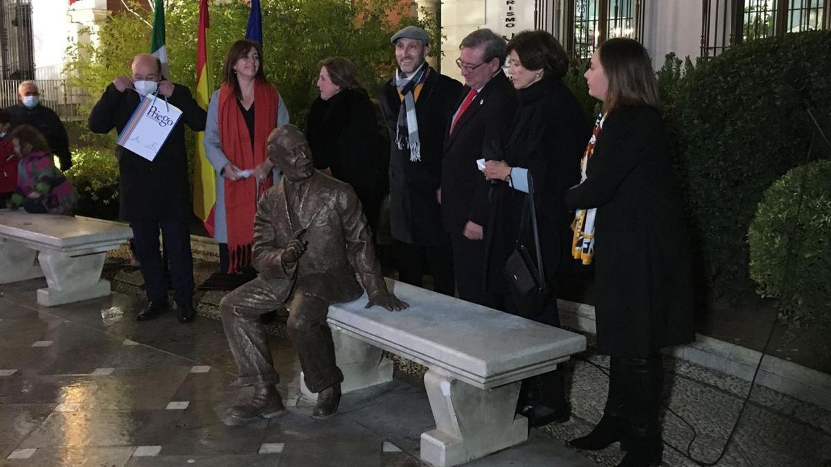 Autoridades junto a la nueva escultura de Niceto Alcalá-Zamora ubicada en la plaza de la Constitución.