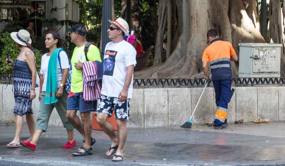 La basura no se retira hasta media mañana en el Barrio por la huelga de celo de la limpieza