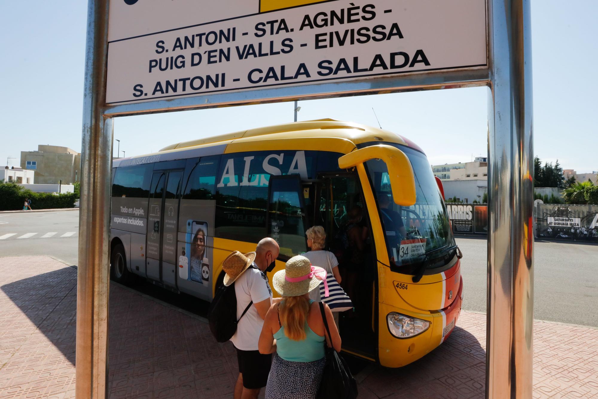 Primer día del servicio de autobús a Cala Salada