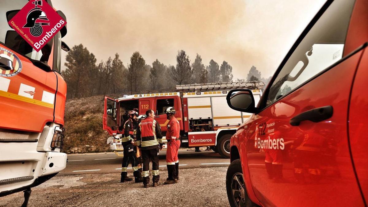 Efectivos de bomberos en el incendio de Tàrbena.