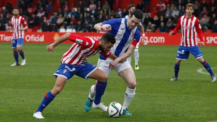 El sportinguista Juan Mera intenta mantener la posesión ante la presencia de Ciganda.