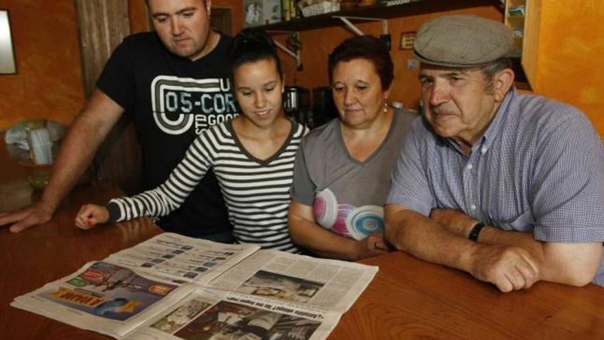 Raimundo y Carolina de la Concepción, Ángeles Solís y Raimundo padre, ayer, leyendo LA NUEVA ESPAÑA.