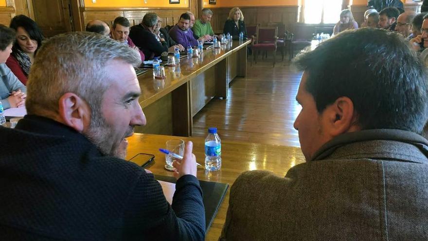 Alider Presa y David Moreno, en primer término, durante la reunión de ayer de Acom España.