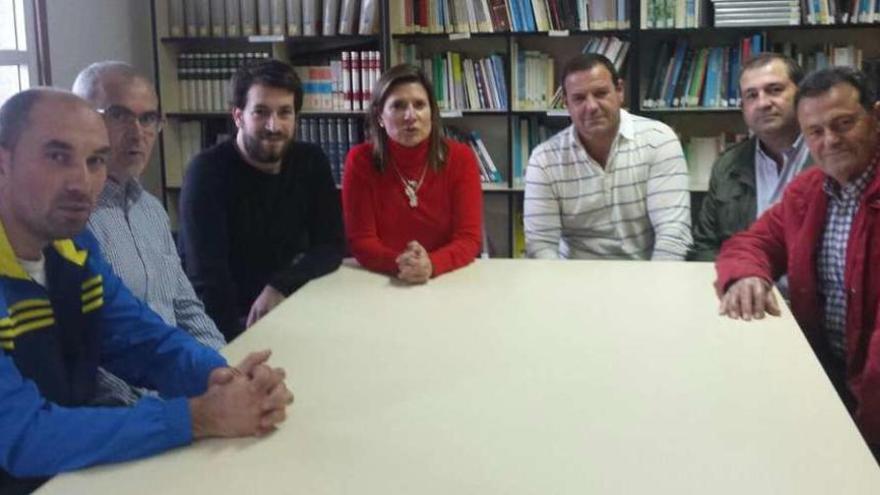 Representantes de los siete colectivos vecinales durante la reunión celebrada en Meirás.