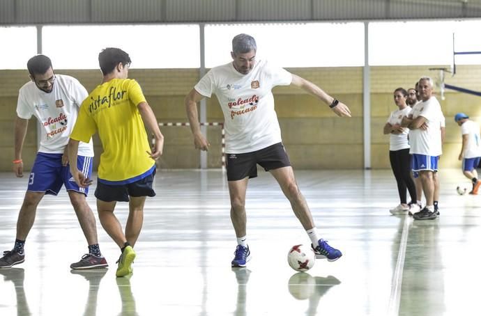 LAS PALMAS DE GRAN CANARIA. Fernando Clavijo participa junto a candidatos de la formación nacionalista y de otras fuerzas políticas en el partido de fútbol sala ?Una goleada al fracaso? organizado por el Club Deportivo Evangélico.  | 16/05/2019 | Fotógrafo: José Pérez Curbelo