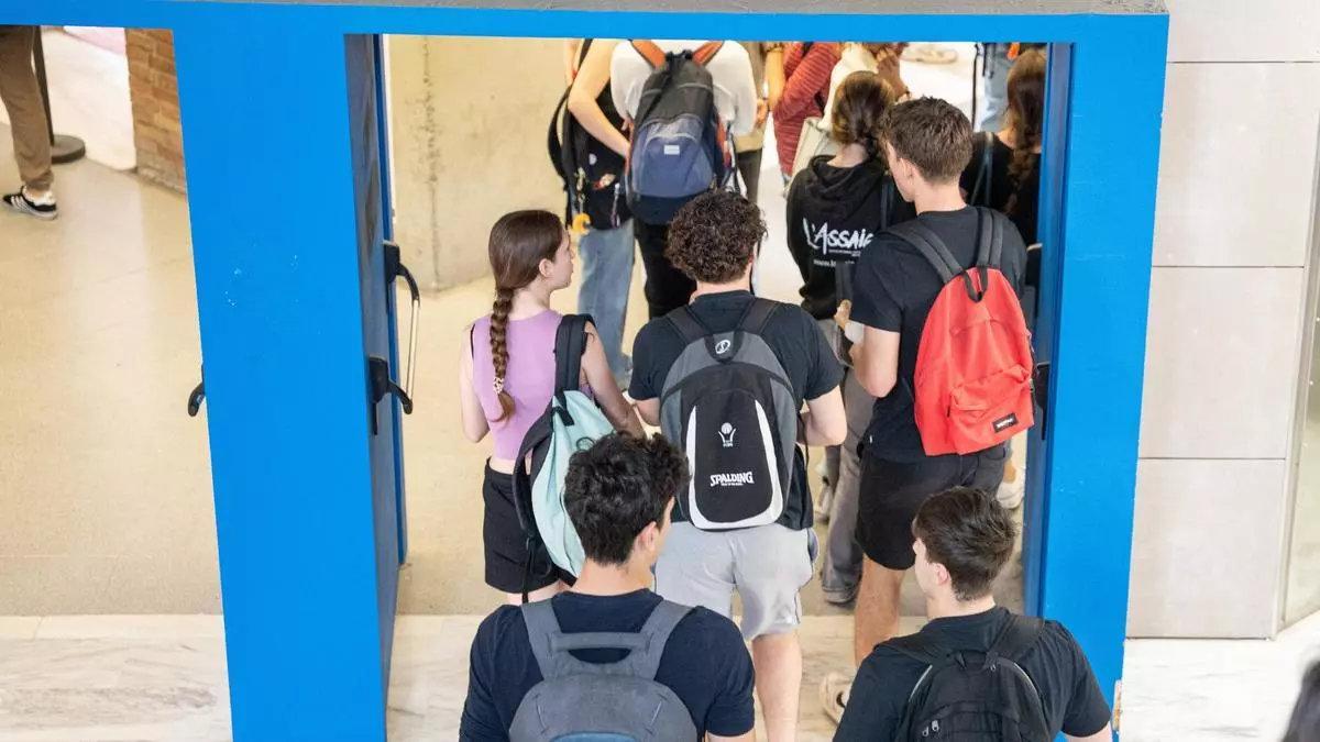 Un grupo de estudiantes, entrando a los exámenes de la selectividad, el año pasado en Barcelona.