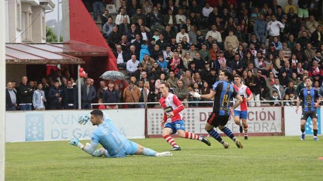 Iñaki Martínez anota uno de los tantos que supondría el ascenso para el Arosa.