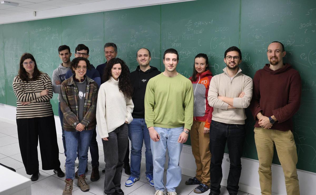 Foto de familia de algunos de los responsables de grupo e investigadores del Vigo Quantum Communication Center, en sus instalaciones del campus de As Lagoas-Marcosende.