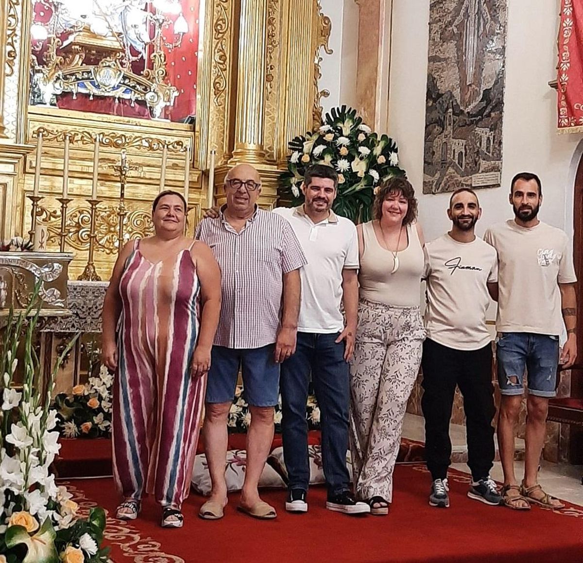 Isis con miembros de su equipo y el alcalde, Juanjo Sanchis.